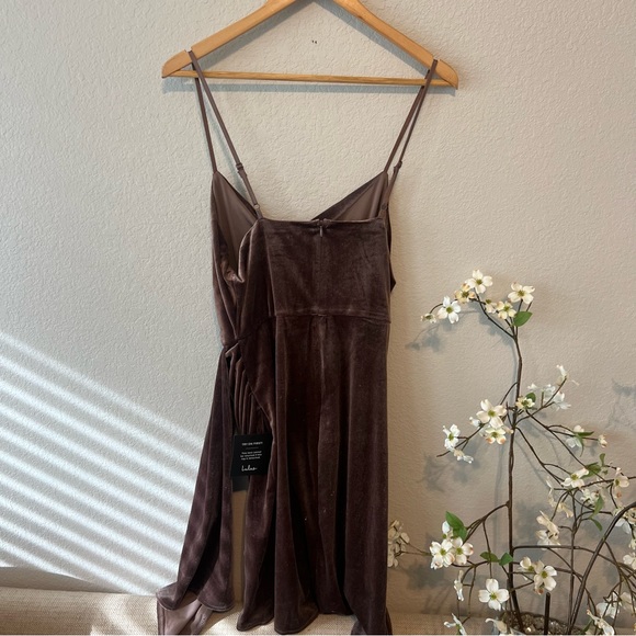 NWT Lulu's Living it Luxe Taupe Velvet Tulip Mini Dress M - Picture 6 of 8